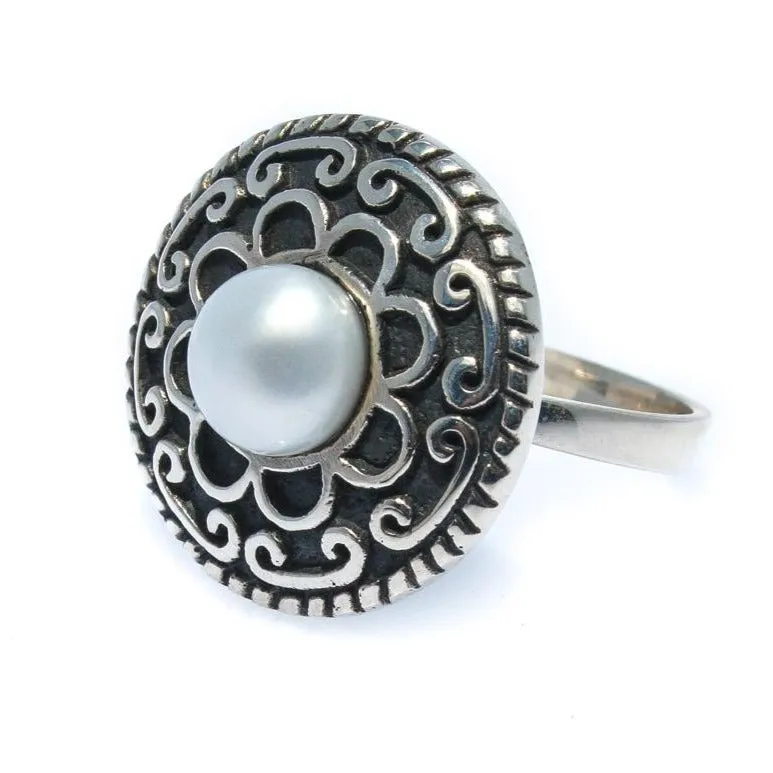 Chinatown Ladies Pearl Ring Oxide Detail