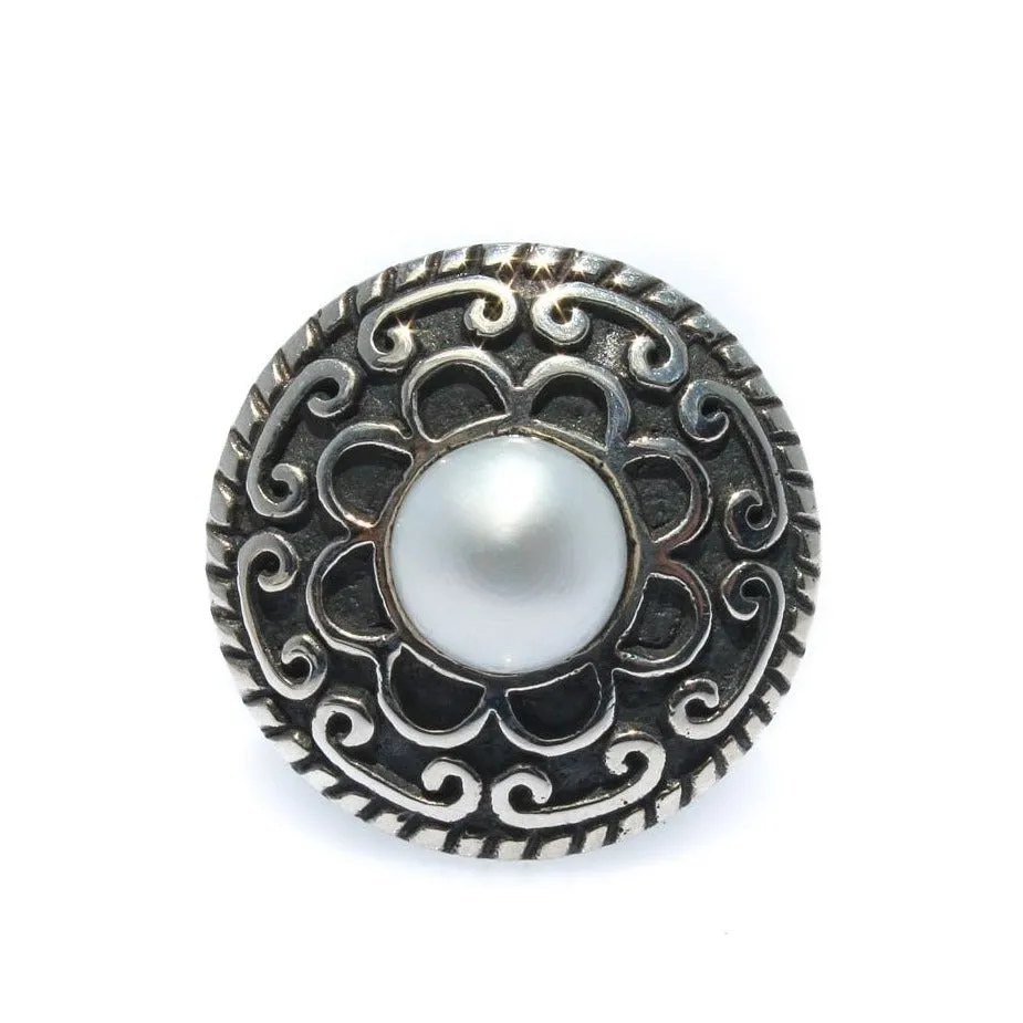 Chinatown Ladies Pearl Ring Oxide Detail