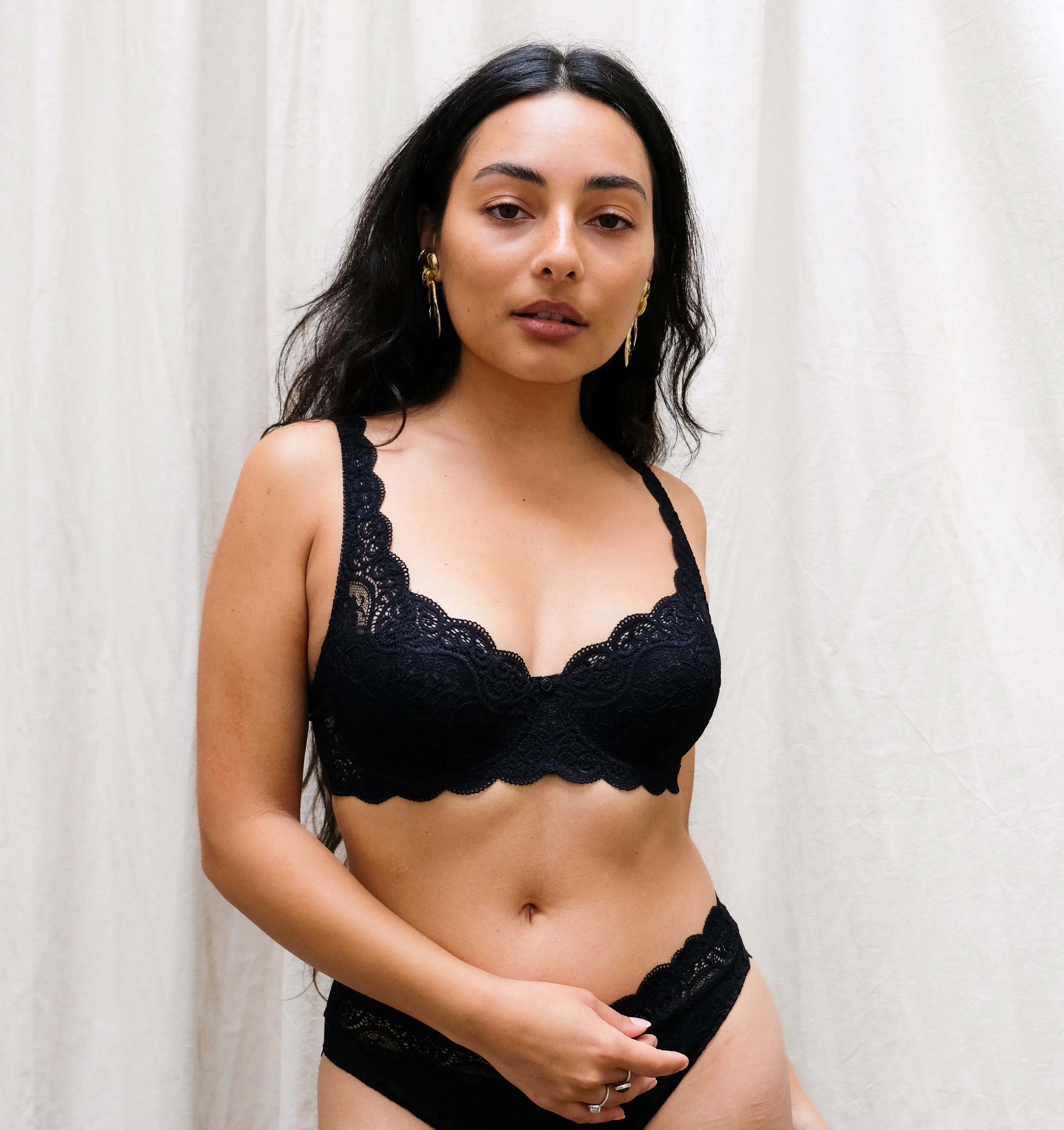 Scalloped lace balconette [Black]